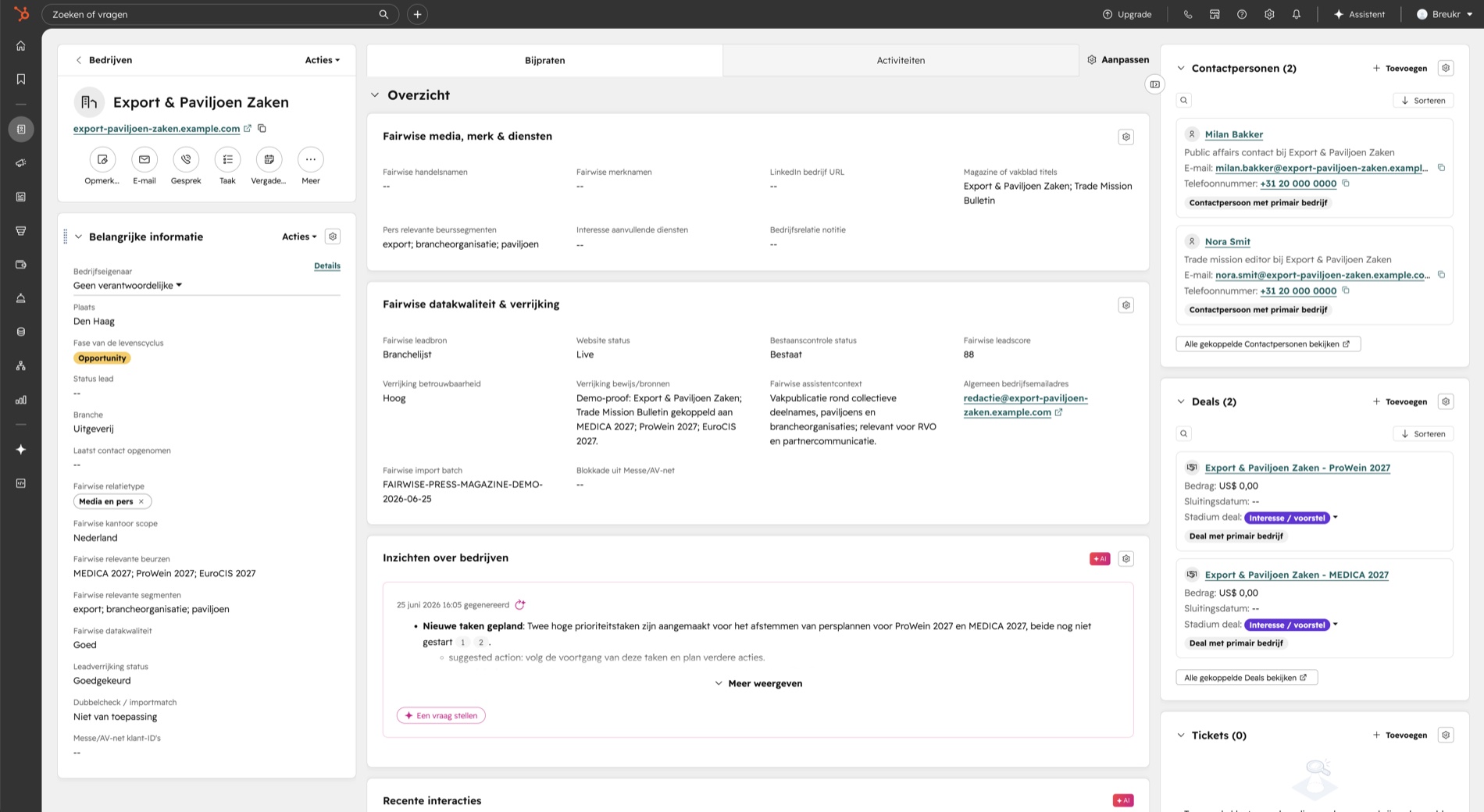 HubSpot bedrijfsrecord met eigen Fairwise-velden en rechts de gekoppelde contactpersonen en beursdeelnames